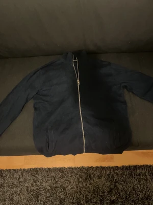 Stickad helzip tröja - Stickad tröja men helzip, sitter väldigt bekvämt och stiligt.