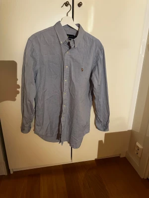 Ralph lauren skjorta - Riktigt fet äkta ralph lauren skjorta💯✌️ Den är storlek M/L🙌 Riktigt fet och älskar loggan👌