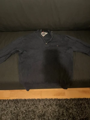 Tommy hillfiger halvzip  - En stilren halvzip från Tommy hillfiger som sitter bekvämt. Jättebra passform och design.