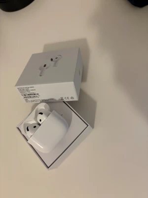 AirPods 4 med ANC - Säljer ett par AirPods 4 ANC som blivit använda 2-3 gånger och väldigt skick på de utan repor osv. Priset kan diskuteras vid intresse!