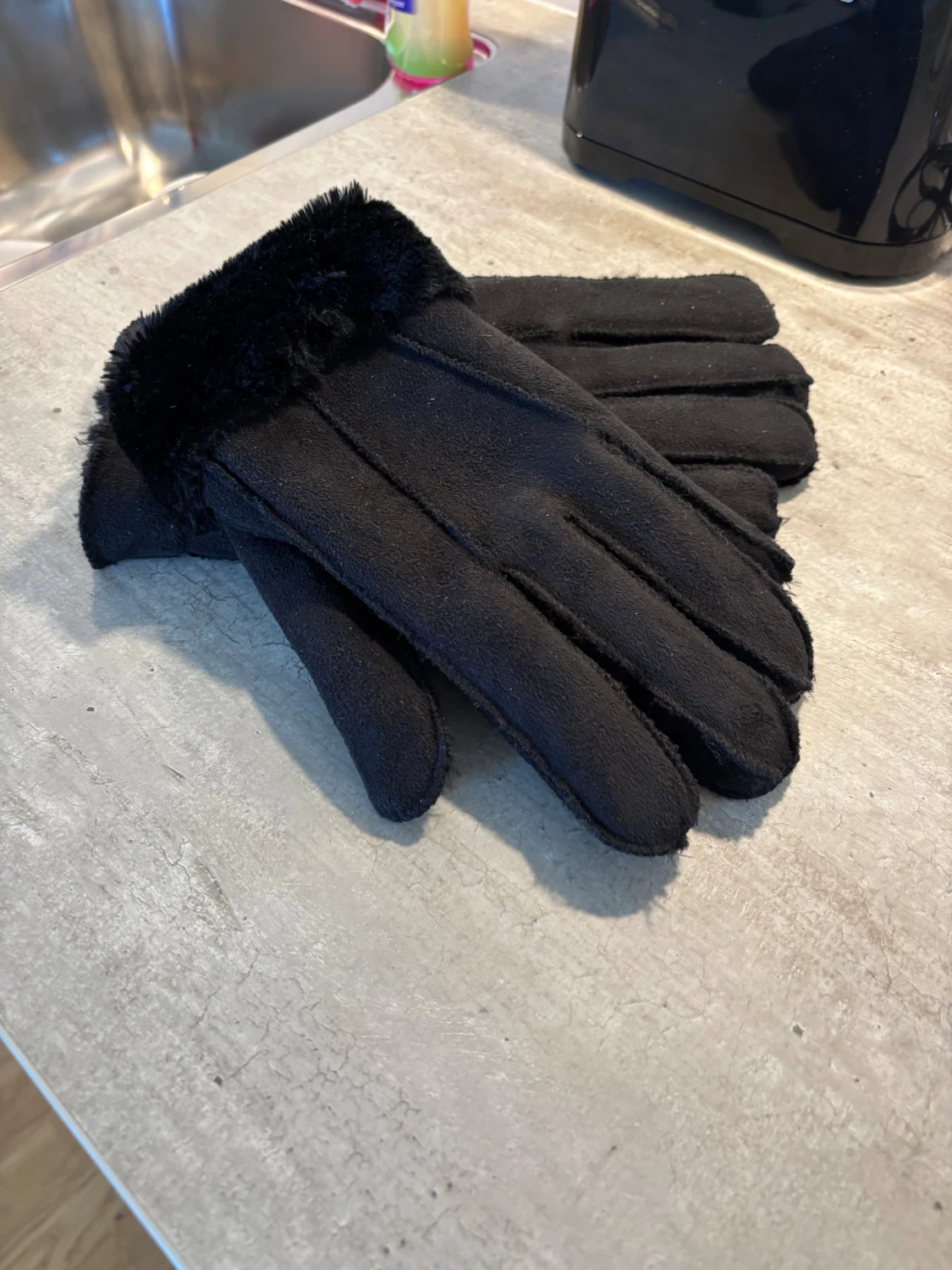 Svarta mockahandskar med fuskpäls