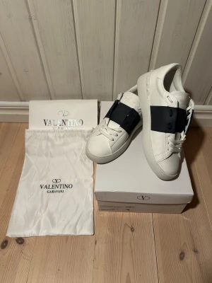 Valentino Garavani Open Sneakers - Säljer ett par vita Valentino Garavani Open sneakers.OBS! Lådan är lite skadad. Priset är ej hugget