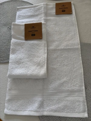 Två vita nya gästhanddukar. - Två vita nya gästhanddukar.Trevliga och fina att ha på badrummet.