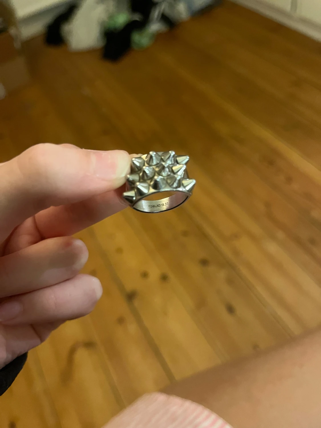 Silvrig ring med nitar från Edblad storlek 19,50mm - 2