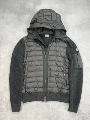 Moncler hooded cardigan jacket - – Condition: 8/10   – Retail price: 12 000 + SEK  Please note that Moncler runs small, we recommend going up one size from your usual size.  