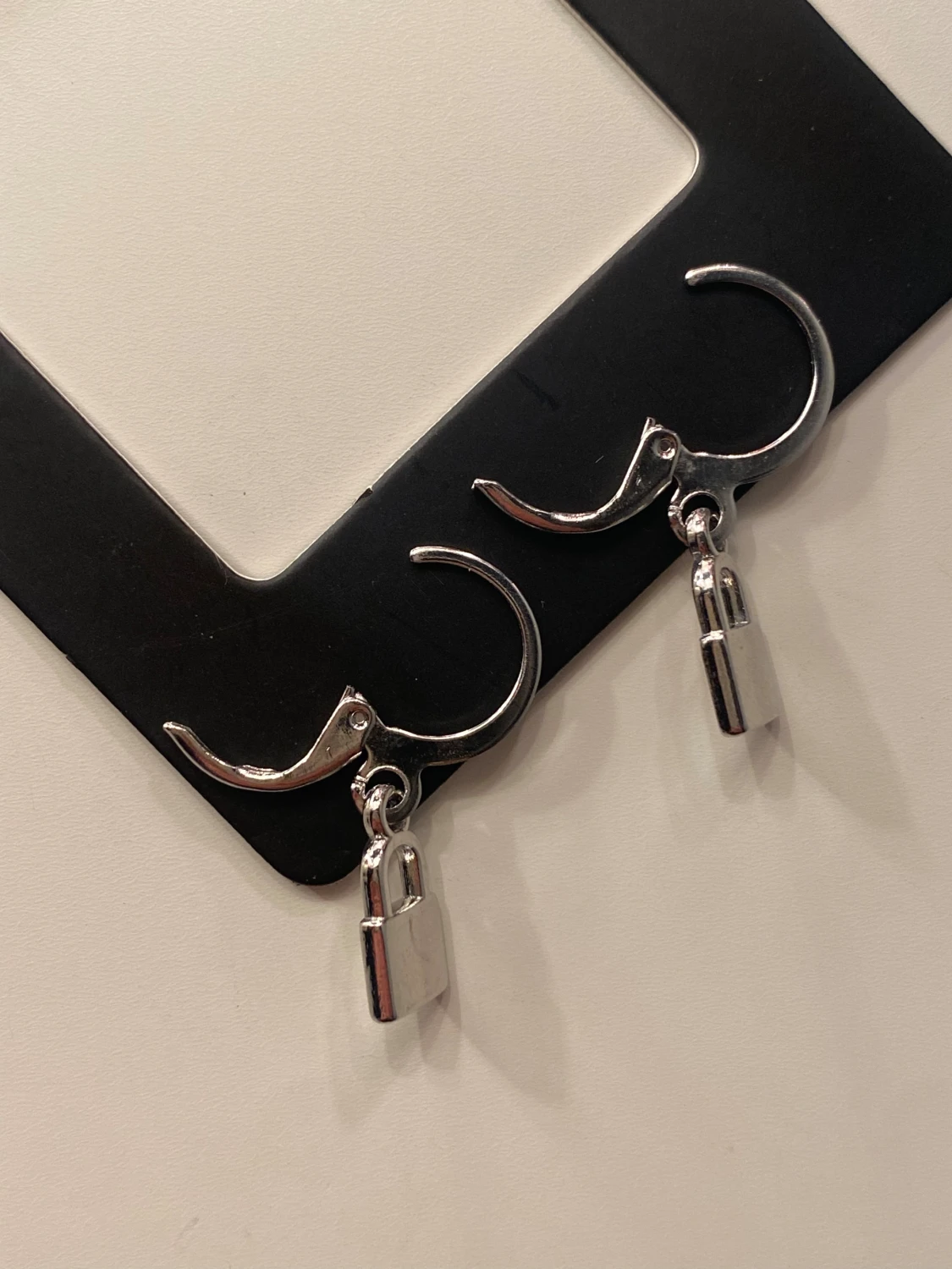 Silvriga örhängen med hänglås - 2