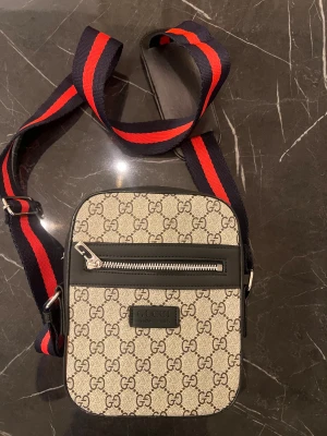 Axelväska herr - Säljer min helt nya axelväska för herr. Färg beige. Oanvänd. Säljs snabbt och billigt