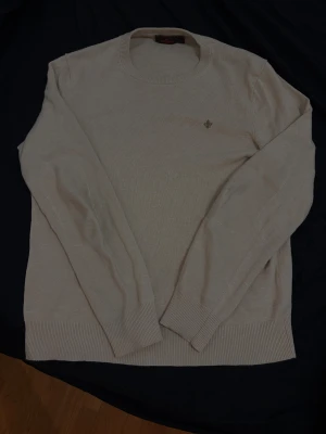 Morris tröja  - Fin Morris tröja med skönt material. Älskat denna tröja och vill att någon ny ägare ska få lov att älska den med. Den har något svart på ryggen som jag ej vet om det får bort med t.ex kemtvätt. Man ser fläckarna men man tänker inte på det. Sitter väldigt bra om man är runt 180 