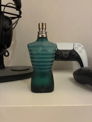 Klassisk jean Paul parfym - En ikonisk parfym med den välkända torsoflaskan. Perfekt för dig som vill sticka ut med en stilren och ungdomlig look. Passar dig som gillar trendiga accessoarer på hyllan.