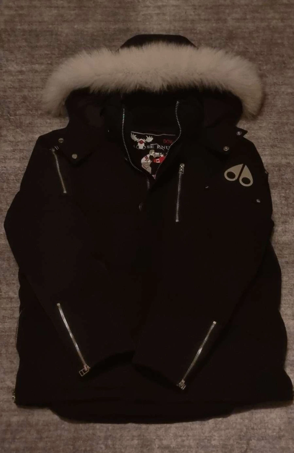 Svart dunjacka Moose Knuckles päls