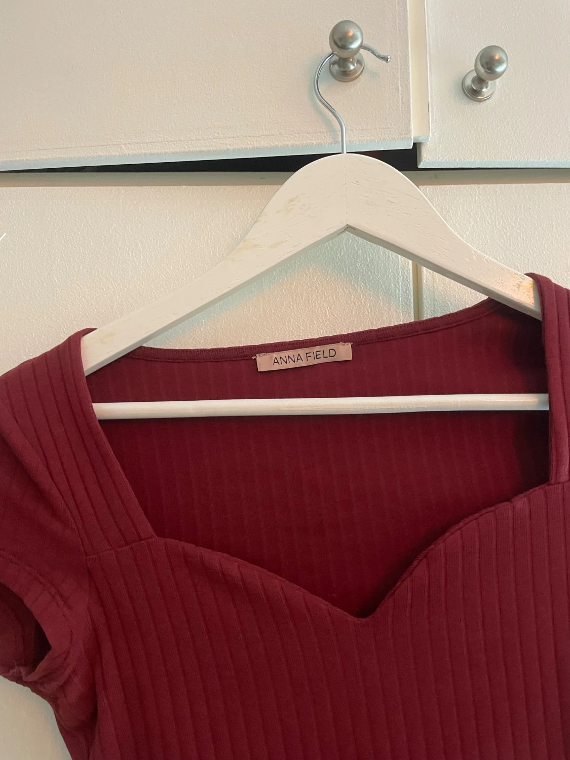 Vinröd ribbad topp från Anna Field - 1