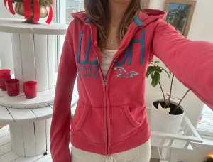 Hollister zip - En zip från Hollister i storlek XS. Obs, saknar snörning. Jag fraktar inom 24h. Se liknande plagg i min profil!