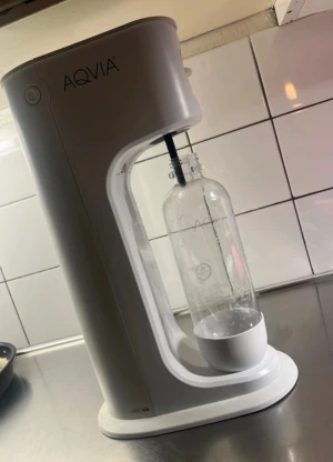 AQVIA kolsyremaskin – knappt använd - Säljer en AQVIA kolsyremaskin i mycket fint skick. Knappt använd och fungerar perfekt. Kommer med flaska som på bilden. Enkel att använda och ger bra kolsyra snabbt.