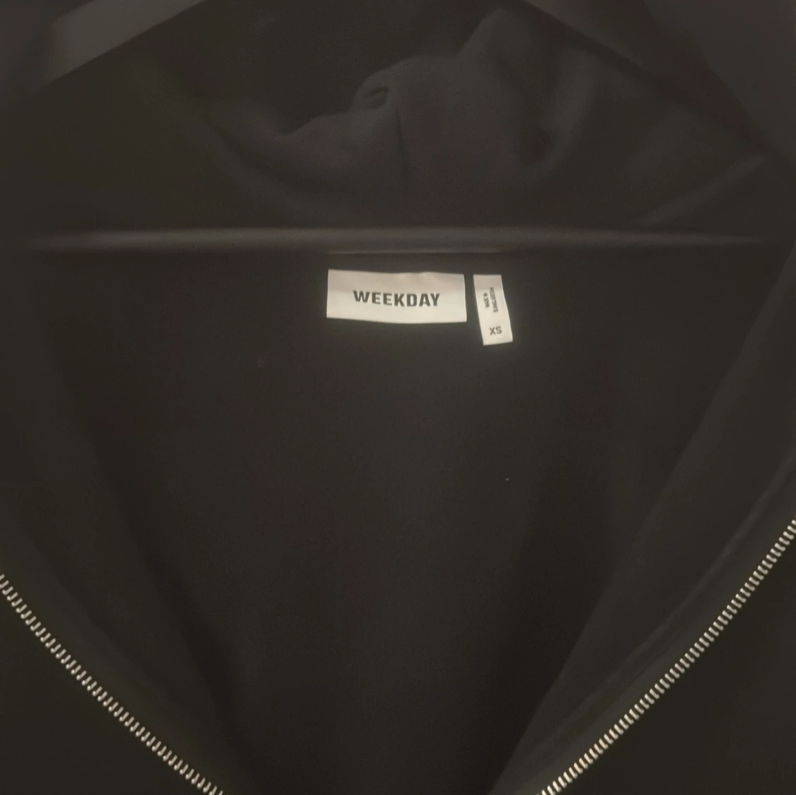 Svart hoodie med dragkedja från Weekday - 1