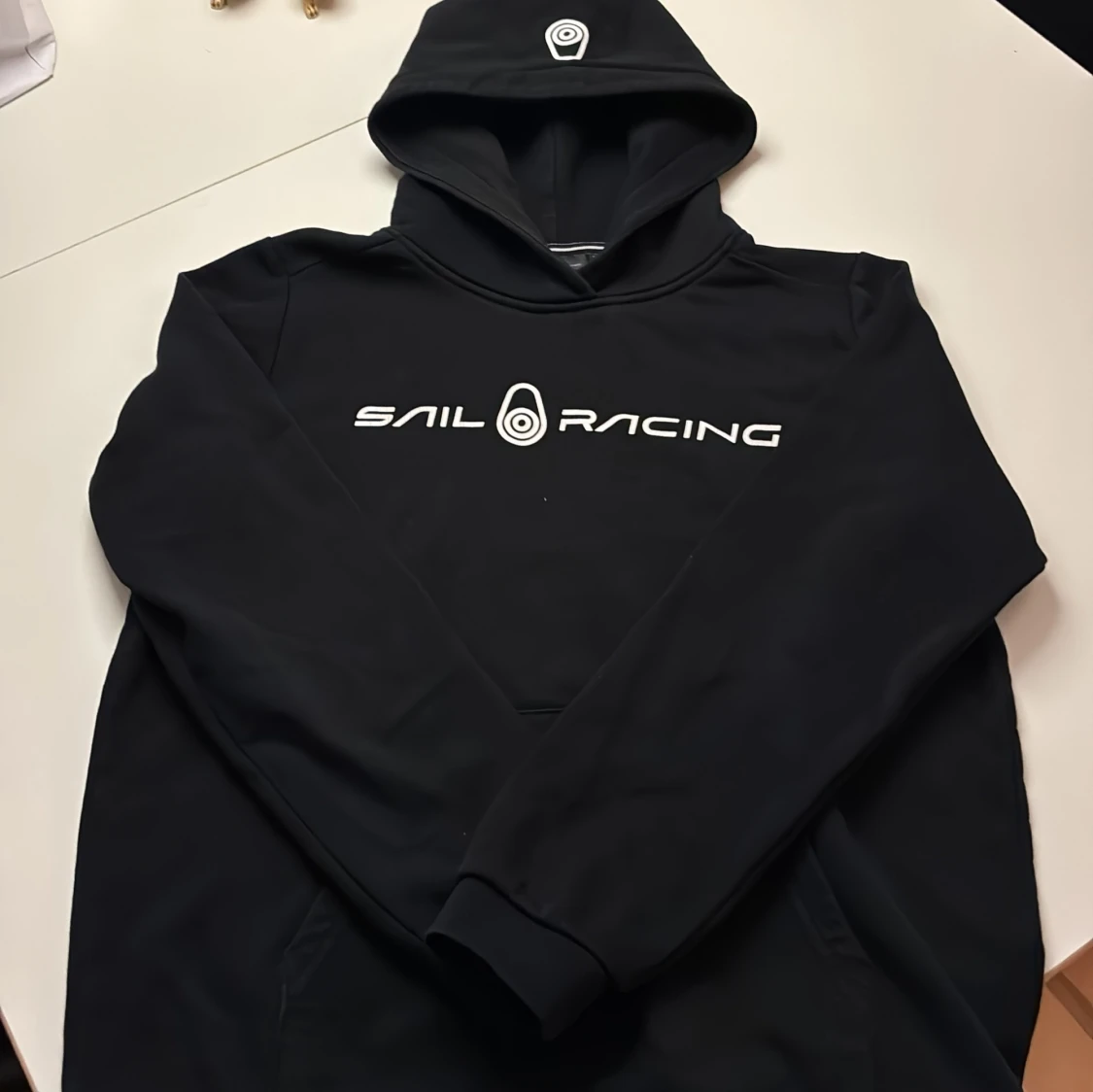 Svart Sail Racing hoodie med tryck - 1