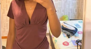 Vinröd omlottopp från BikBok XS - Säljer en vinröd omlottopp från BikBok i storlek XS. Toppen har djup v-ringning, korta ärmar och en figurnära passform som framhäver midjan. Perfekt för dig som gillar stilrena och trendiga plagg 💞💞