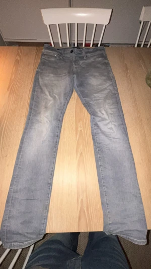 Gråa jack & jones jeans - Snygga gråa Jack & Jones jeans i slim passform.