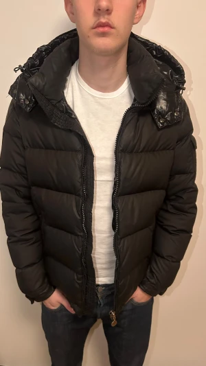 Moncler Chevalier Down Jacket - Riktigt fräsch & sällsynt chevalier jacka (Stl 3)! Med Monclers Down kvalitét håller jackan dig varm i kylan samtidigt som den släpper ut värme när du går in igen ;) Då den ej säljs längre blir den allt svårare att få tag på i ett skick som detta därav så önskar jag att ni ej kommer med skambud! Tveka ej på att höra av er vid eventuella frågor & funderingar! 