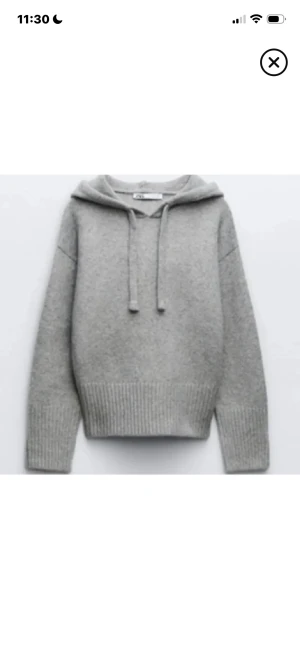 Grå stickad hoodie från Zara - Mysig grå stickad hoodie från Zara. Jättesnygg lite finare hoodie. Säljer nu pga att jag inte använder den! 💕💕💕