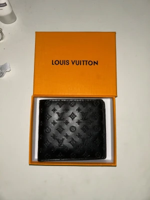 Märkes plånbok - Väldigt fin plånbok med mycket plats för pengar, kort, osv. Bra kvalitet aldrig använd