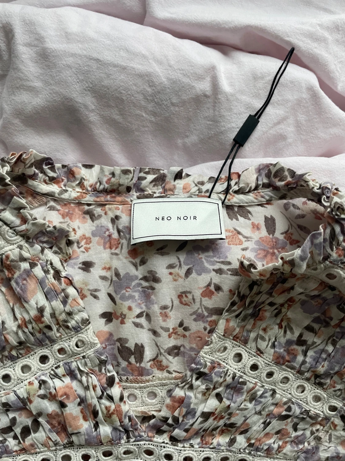 Blommig volangblus från Neo Noir - 1