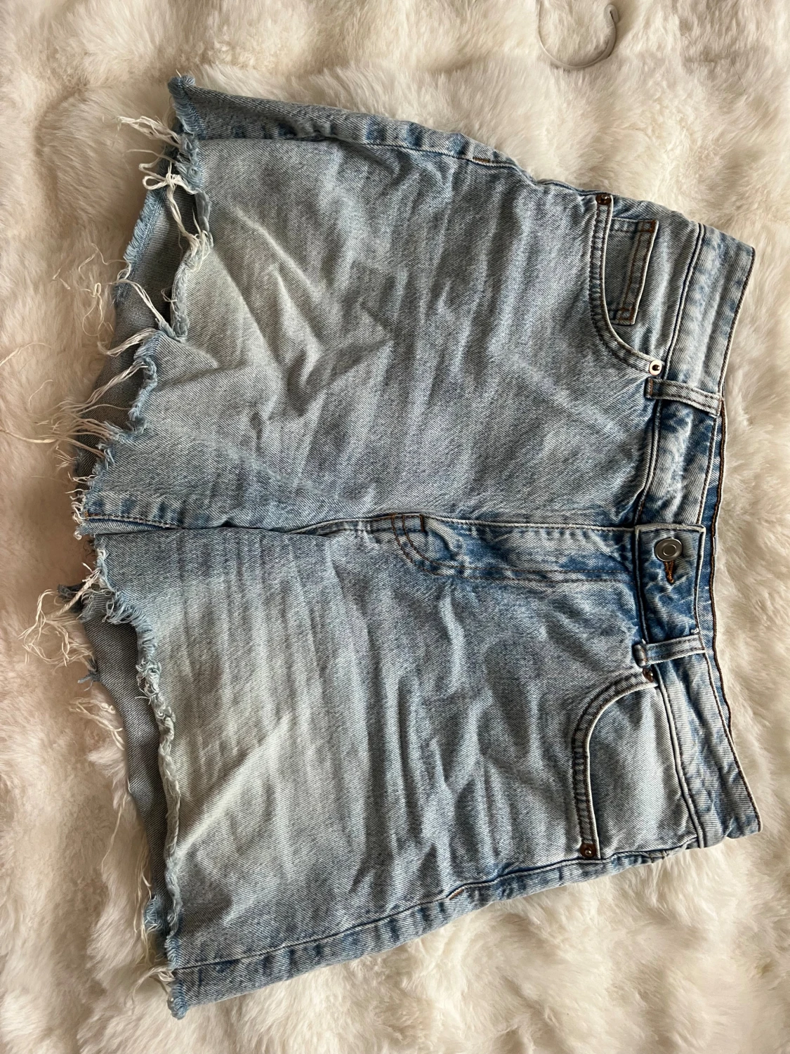 Ljusblå denimshorts