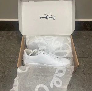 Sneakers - Vita sneakers från pepe jeans, använda 1 gång, som nyskick! Nypris: 1499kr 