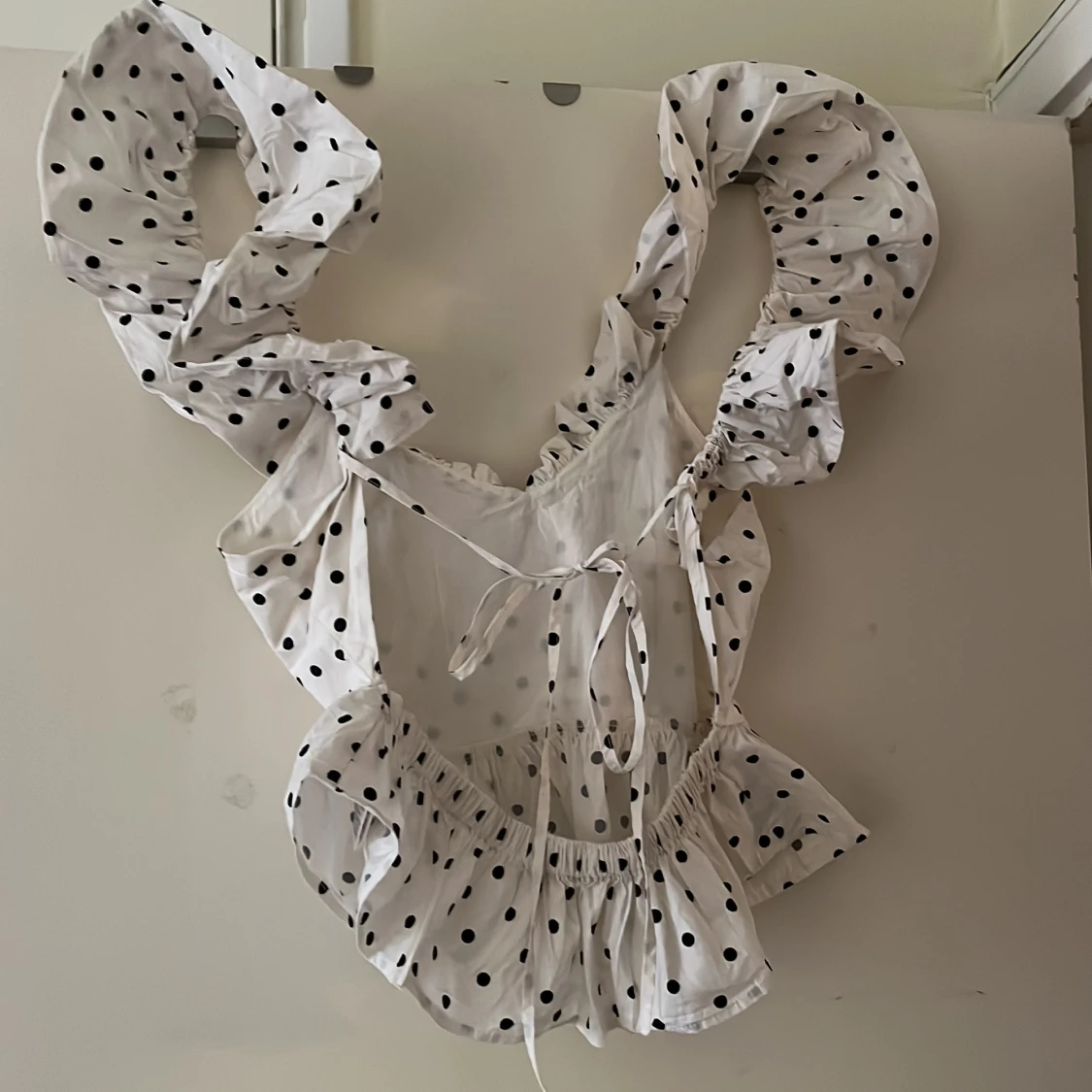 Vit prickig topp med volangärmar från H&M - 1