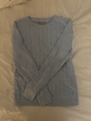 Kabelstickad tröja - Säljer en jättefin ljusblå kabelstickad tröja i mjukt material. Perfekt till skolan, våren, lager på lager eller bara när man vill se cute men ändå chill. Använd få gånger, i superbra skick.