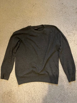 Stickad tröja - Tjena, jag säljer denna stickade tröja från Oscar Jacobsson för att den inte längre kommer till användning. Skriv vid funderingar!