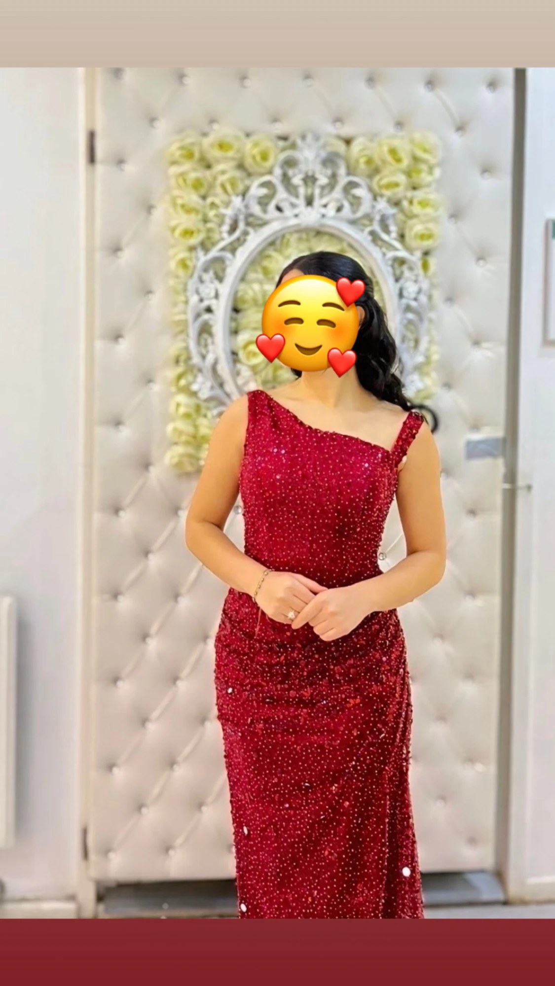 Röd glittrig långklänning med asymmetrisk axel - 1