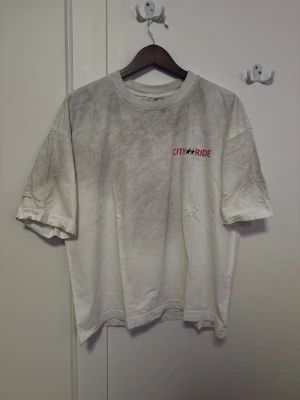 TwoJeys x Zara T-shirt  - TwoJeys x Zara T-shirt i storlek S. Använd men fortfarande i mycket bra skick. Passformen är väldigt Oversized.