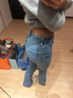 Blåa jeans från veramoda helt ok lågmidjat  - Blåa jeans från Vera mod helt okej lågmidjat då de inte går över min navel piercing. Fin blå färg inga skador. Säljer för jag blivit för lång