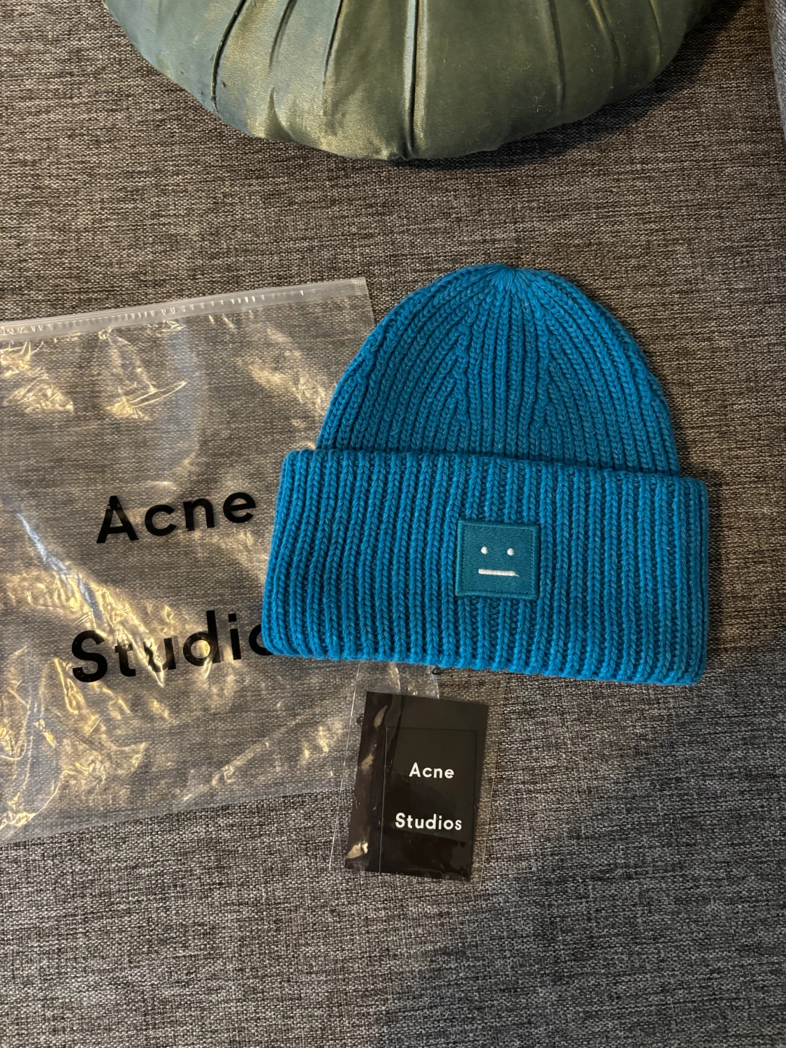 Blå mössa från Acne Studios