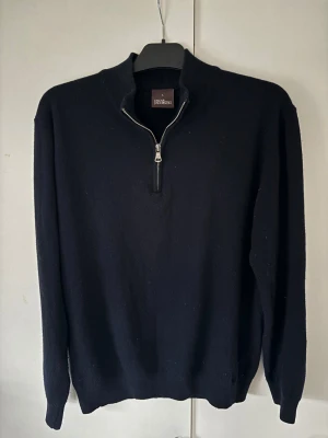 Oscar Jacobson half zip - Jättefin blå populär Oscar Jacobson half zip i storlek L och sitter grymt! Inga hål eller fläckar och toppen skick! Perfekt nu och passar till allt!
