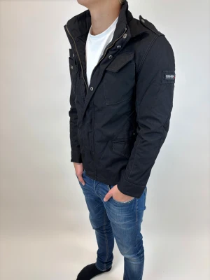 Woolrich Jacka  - Hej! Säljer nu denna väldigt snygga och eftertraktade Woolrich Fieldjacka!  Jackan är slutsåld överallt och går inte att få tag på… jackan är perfekt nu till hösten/vintern  Storlek S Ny pris: 6000 kr Säljs för: 1499 kr