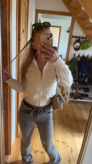 Vit jacka - Säljer en fräsch vit pufferjacka från Gina Tricot Young. Den har två fickor och en dragkedja. Jackan har ribbade muddar och lång ärm, perfekt för att ge en clean och trendig look. Passar dig som gillar stilrena och moderna jackor. Ordinarepriset är ca 500. Den är bara använd ca 5 gånger