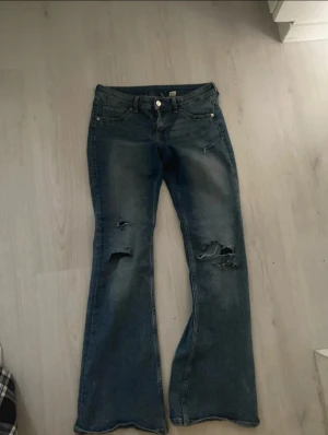 jeans  - säljer dessa jeans med hål i knäna, jätte fina 