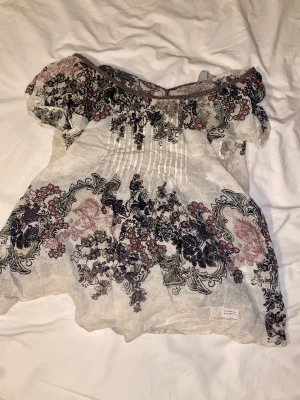 Söt Odd Molly blus, t-shirt - Jättefin blus / t-shirt från odd molly. Den är så skön och inte genomskinlig. Man kan också knyta i ryggen vilket är en så söt detalj. Sitter också så fint! Den är runt S skulle jag säga. #odd molly #blus #blomster mönster #volang #2000s