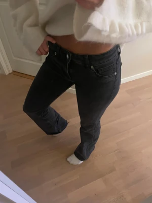 Svarta low waist bootcut jeans - Svarta low waist bootcut jeans i jättebra skick.