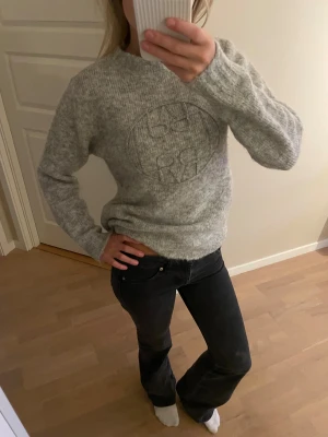 Grå stickad tröja  - Säljer denna as snygga stickade tröjan från Levete Room. Endast använd några fåtal gånger. Nypris: 1400