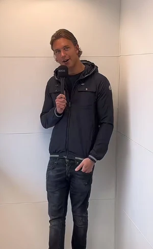 Moncler windbreaker  - Hallö! En lite Schysstare Moncler Windbreaker i modellen Jeansclaude giubbotto i storlek 2 vilket motsvarar S/M skick 8/10 allt og givetvis äkta 