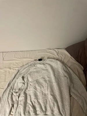 Grå sweatshirt från H&M relaxed fit - Säljer en enkel och clean grå sweatshirt från H&M i relaxed fit. Tröjan har rund hals, långa ärmar och är tillverkad i mjuk bomullsmix. Perfekt för chill dagar och passar dig som gillar en loose och avslappnad stil. Den är nästan helt oanvänd. 