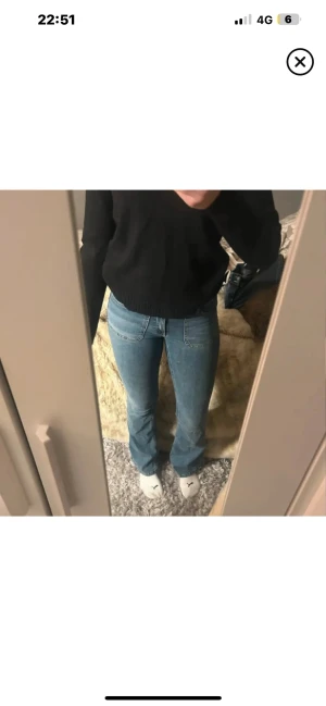 Nelly jeans - Snygga blå jeans med bootcut passform och klassiska fickor både fram och bak. Jeansen har en normal midja och är tillverkade i jeansmaterial med en lätt stretch. Perfekta för dig som gillar en tidlös och avslappnad stil.
