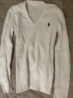 Ralph lauren stickad tröja 🫰🏼 - Köpte den på vinted, bra skick inga defekter. Storlek xs/s