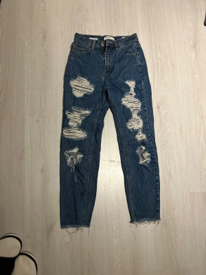 Mom jeans med hål  - Blåa mom jeans med hål 