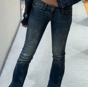 Cheap monday jeans💗 - Snygga bootcut jeans i mörkblå tvätt med slitningar och låg midja. Jeansen har klassisk femficksdesign, gylf med dragkedja och knapp, samt lätt utsvängda ben. Materialet är jeans med en mjuk känsla och stretch för extra komfort.