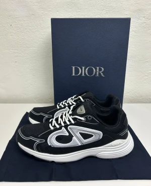 Dior B30 Sneakers - Säljer ett helt nytt par skor oanvända, storlek 44. Fraktar snabbt inom 24h efter köp. Kan även hämtas i Haninge. Skirv gärna vid fler frågor.