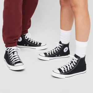 Converse Chuck Taylor All Star Hi - Svarta Converse i storlek 40 köpta på Zalando för 800 kr. De är i bra skick. Den enda defekten är att loggan vid hälen har tappat lite färg men det är inget märkbart. De är ej smutsiga 💗