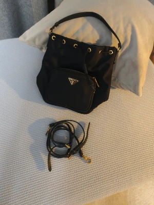 Bucket väska - Bucket väska i nylon. Används. 